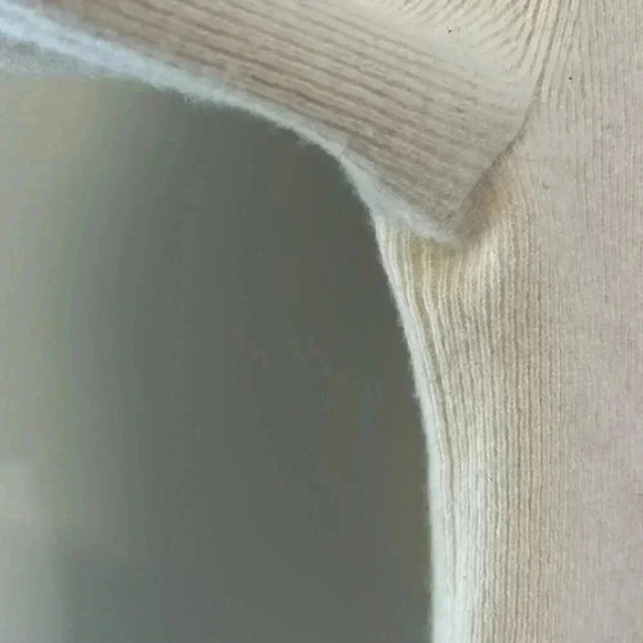 ❤️Host Picks❤️[XS] Club Monaco 100Cashmere Cream Frill detailed V Neck  Sweater - Picture 5 of 10